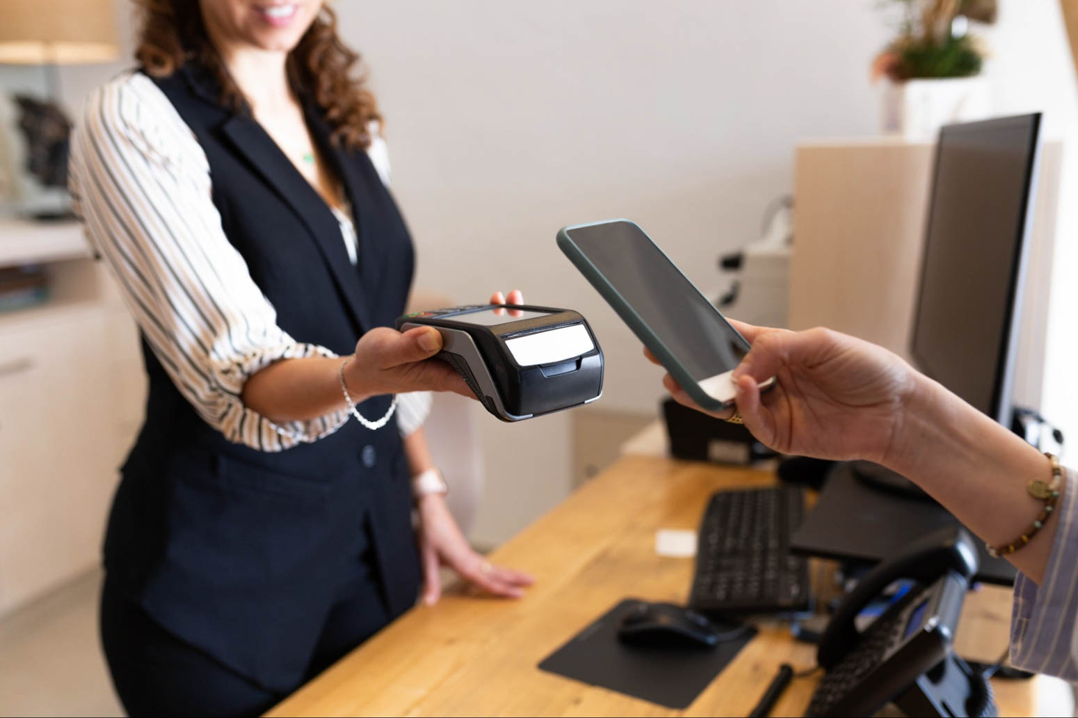 Công nghệ hỗ trợ lễ tân cụ thể như thế nào?